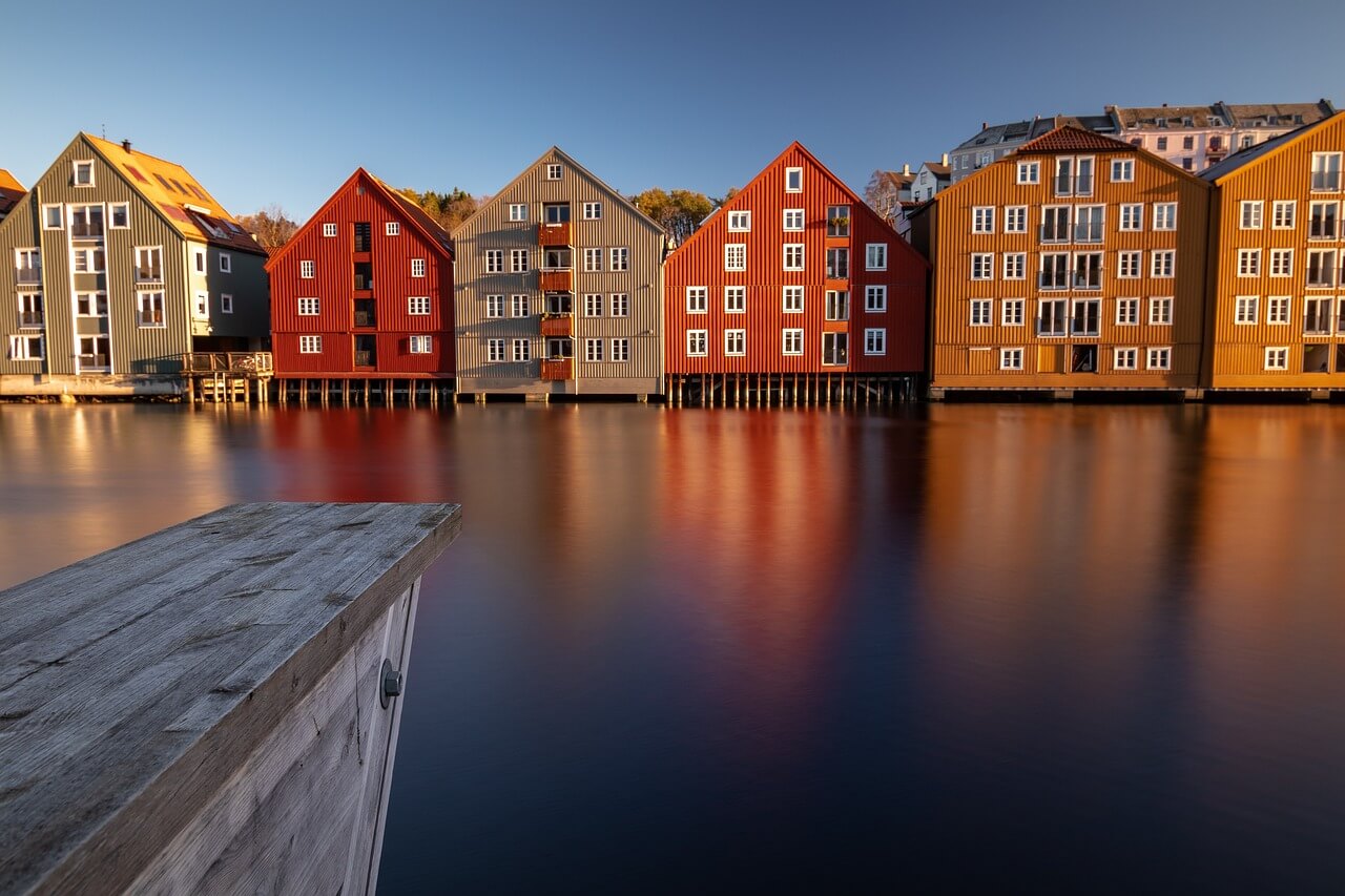 Häuser am Wasser in Trondheim