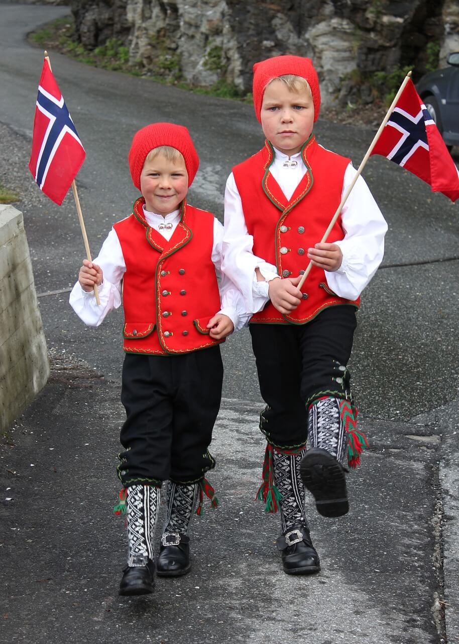 Kinder mit norwegischen Trachten