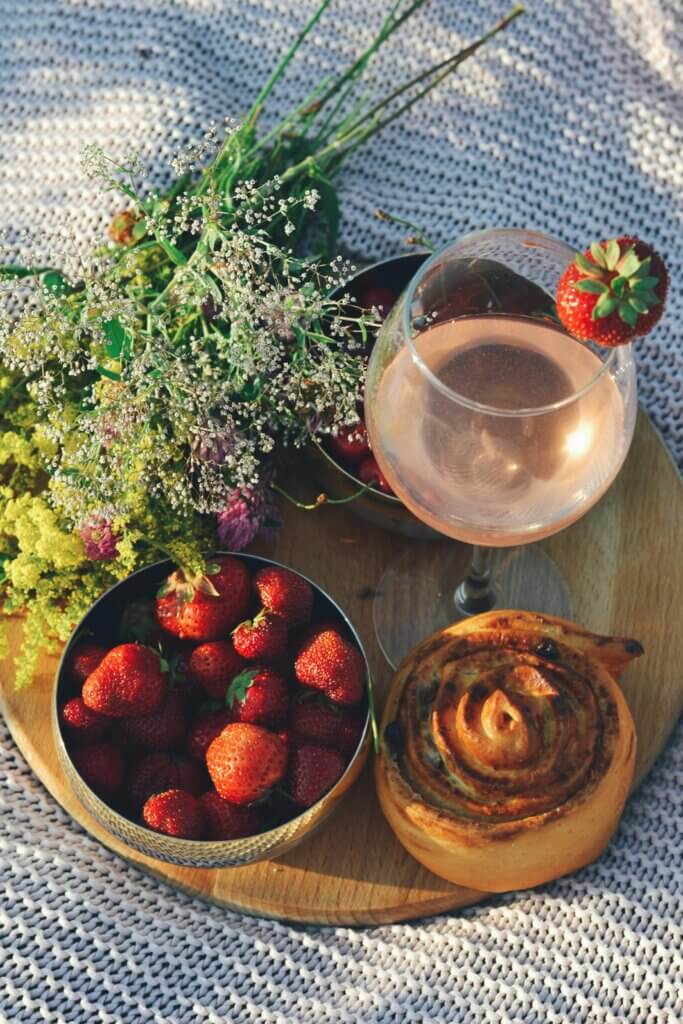 Schwedische Kultur: Erdbeeren, Zimtschnecke, Blumen